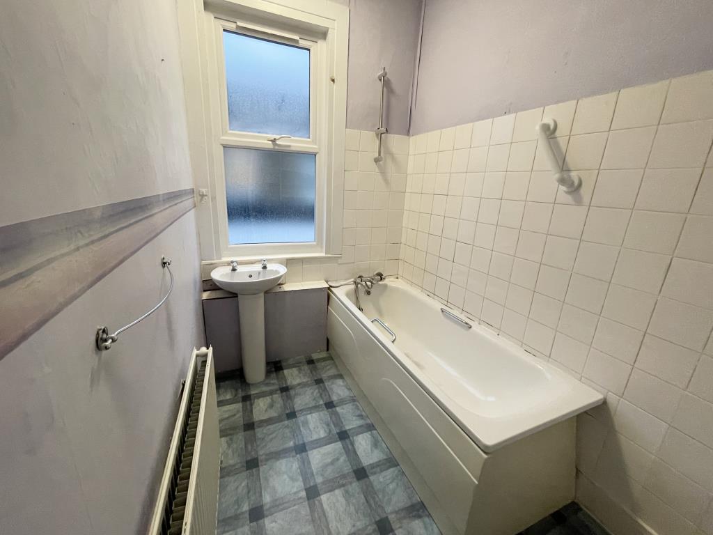 Lot: 50 - VACANT FIRST FLOOR GARDEN FLAT AND GROUND FLOOR GROUND RENT INVESTMENT - inside photo of bathroom